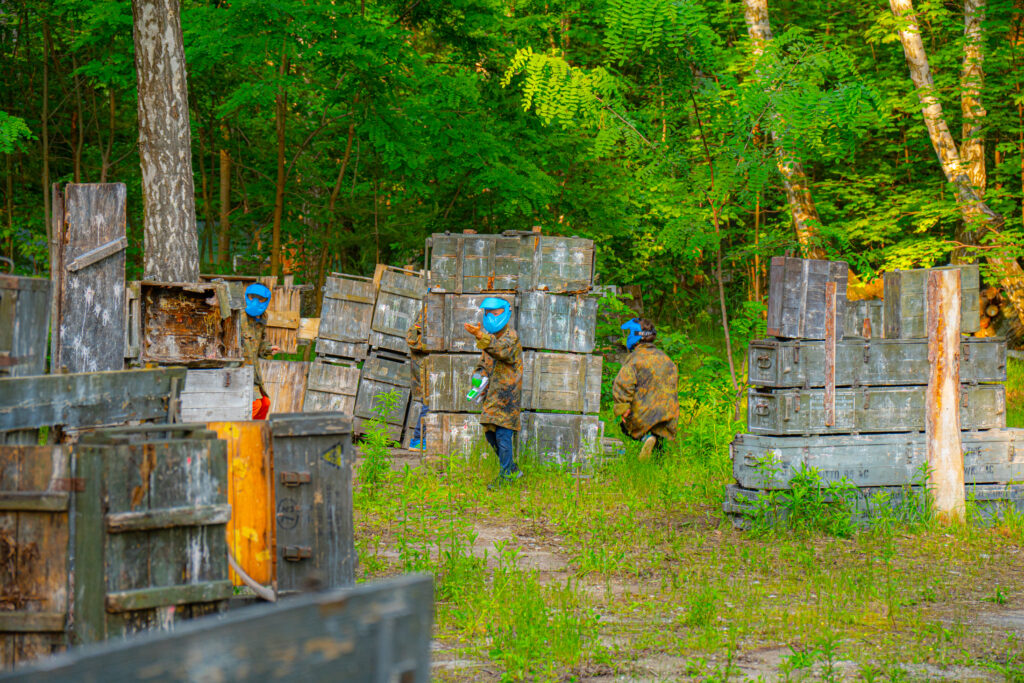 Dzieci grające w paintball - Kolonie